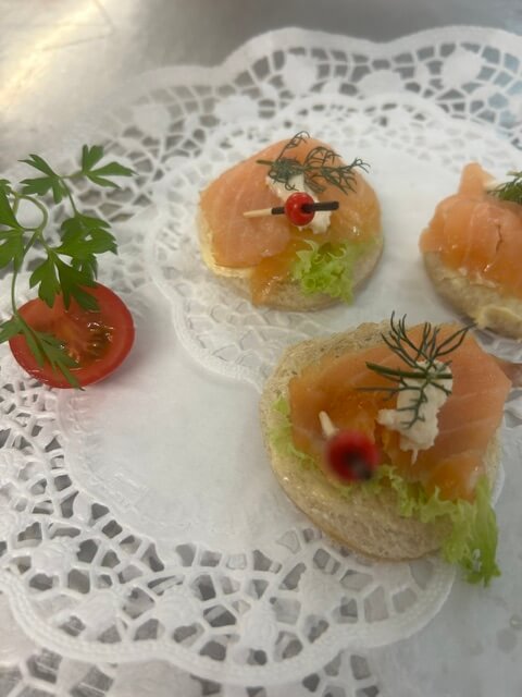Canapées mit Räucherlachs und Dill-Dip