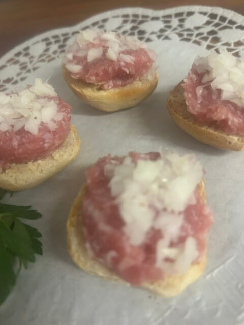 Mini-Mettbrötchen mit Zwiebelwürfeln