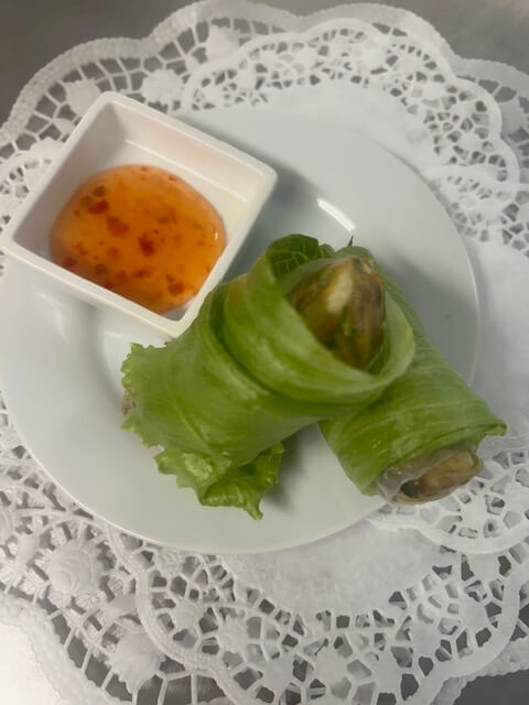 Vietnamesische Reisblattrolle mit Rinderhack, Glasnudeln, Kräutern und Asia-Soße
