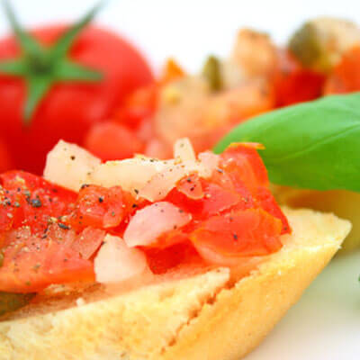 Tomaten-Bruschetta mit veganem Käse